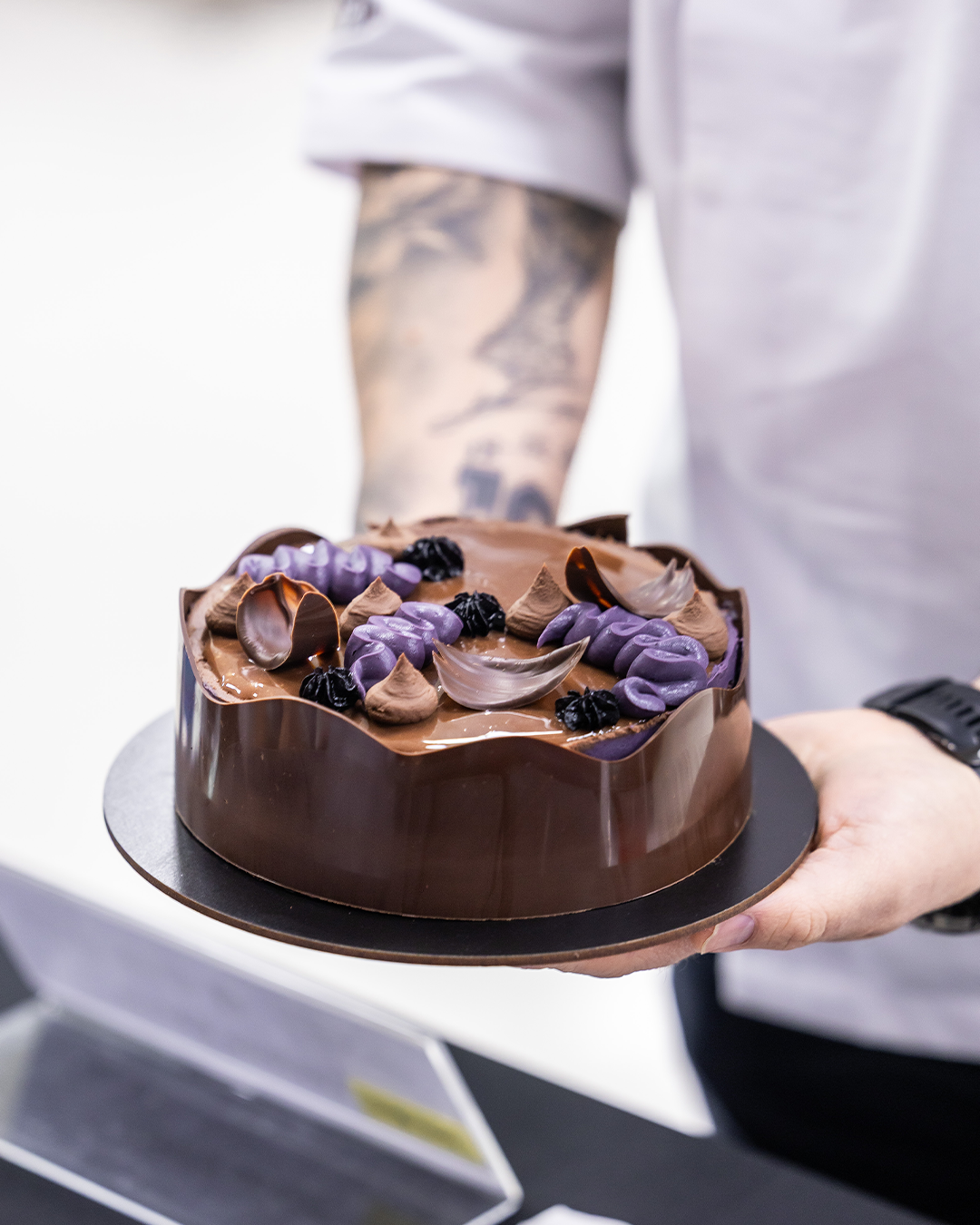 Torta de chocolate presentada por un pastelero de Alyser